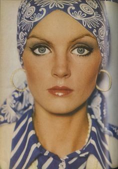 david-bailey-vogue-1973 70s Make Up, 1970s Makeup, Look Disco, 70s Mode, 1970s Hairstyles, 70s Makeup, 70s Glam, 70s Hair, Fashion 1970s