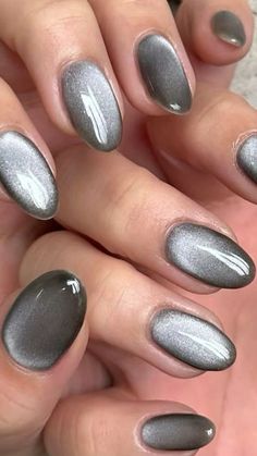 Sooo perfff Grey Oval Nails Designs, Grey Magnetic Nails, Metallic Grey Nails, Gray Jelly Nails, Dark Velvet Nails, Chrome Grey Nails, Grey Jelly Nails, Gray Gel Nails Ideas, Grey Gel Nails Ideas