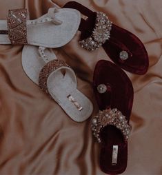 Bridal Chappals Indian, Kolhapuri Chappals, Sandals Ideas, Chudidhar Neck Designs, Heel Sandals Outfit, Indian Shoes, Modern Mehndi Designs, Heeled Mule