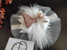 Elfenbein Glitzer Taufe Stirnband, Rose Gold Baby Schleife, Creme Farbe Taufe Headbow, Kleinkind Phantasie Geburtstag Kopfschmuck, Säugling Hochzeit Krone Elfenbein und Rose Gold Glitzer Stirnband für Baby Mädchen. Ein sehr stylisches Stirnband für extravagante Mädels. Vorbereitet mit 1.qualität grosgrain Band, Elfenbein und Rose gold Kunstleder mit Glitzer, funkelnden Tüll, Perle Blume oder Schmetterling Figur und Federn. Sie können es auf Ihrer Taufe, Geburtstagsfeier, Fotoshooting Requisiten, Fancy Birthday, Fancy Girls, Baptism Headband, Glitter Headband, Glitter Headbands, Stylish Headbands, Photoshoot Props, Baby Bow, Gold Baby