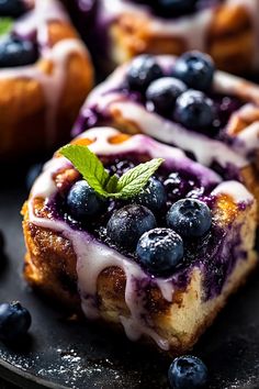 Blueberry Cinnamon Rolls Bluberry Muffins, Blueberry Glaze, Blueberry Cinnamon Rolls, Maple Icing, Blueberry Filling, Cinnamon Roll Recipe Homemade, Bakery Foods, Homemade Rolls, Blueberry Desserts