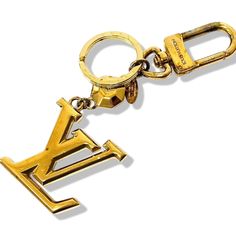 a gold keychain with the letter e on it's front and side