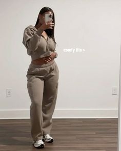 Six Flags Outfit Fall, Lounge Wear Outfit Ideas, New Balance Outfit Ideas, Sweatpants Set Outfit, Flare Sweatpants Outfit, Stylish Sweatpants Outfits, Outfits Sweatpants, Cold Outfit, Lounge Outfits