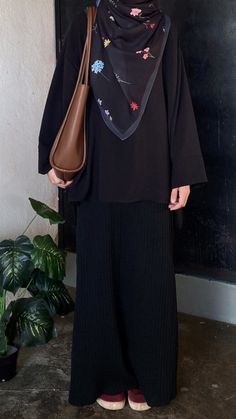 All Black Hijab Outfit, Black Outfit Hijab, Hijab Syar'i Style, Black Hijab Outfit, Celana Jogger Wanita, Islamic Modest Fashion, Black Hijab