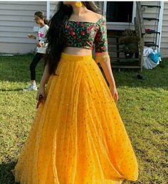 डिजाइनर कपड़े, Skirt And Crop Top, Haldi Outfit, Function Dresses, Sabyasachi Lehenga, Mehendi Outfits