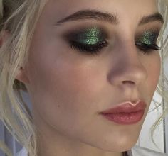 Green Glitter Eyeshadow, Glitter Eyeshadow Makeup, Sparkly Eyeshadow, Smoky Eyeshadow, Sparkly Makeup, Going Out Makeup, Sparkly Eyes