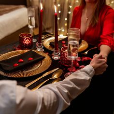 Allure Dinner Set for 2 couple holding hands Romantic Dinner Table Setting, Candle Light Dinner Ideas, Romantic Dinner Tables, Romantic Dinner Setting, Romantic Room Surprise, Romantic Dinner Decoration, Romantic Table Decor, Romantic Table Setting, Date Night Dinners