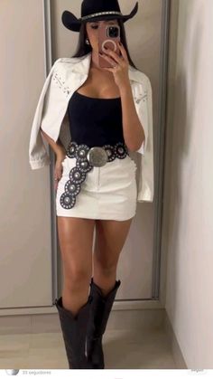 olha só que inspiração perfeita!!!😍 Western White Outfit, Look Expo, Looks Cowgirl, Fuerza Regida Concert Outfit, Look Cowgirl, Country Chic Outfits, Outfit Botas