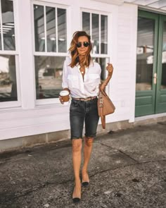 Long Jean Shorts Outfit, Denim Bermuda Shorts Outfit, Bermuda Shorts Outfits, Style Bermuda Shorts, Jeans Styling, Karina Style, Long Jean Shorts