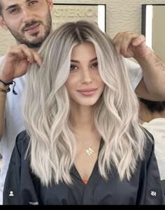 Hair Color That Looks Good On Pale Skin, Dark Roots With Platinum Blonde, Platinum Blonde Hair Fall, Blonde Root Grown Out, Light Brown Roots With Blonde Hair, Light Icy Blonde Hair, Icy White Blonde Hair Dark Roots, Blonde Hair Color Ideas With Highlights, Platinum Blonde Hair Cool Tone