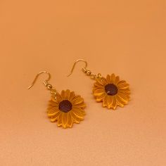 Pendientes ligeros, únicos y hermosos hechos por Saskia.
 Estos aretes de girasol nos brindan todas las vibraciones del núcleo rústico, pensando en su comodidad.

 Cada par está hecho a mano individualmente, lo que significa que pueden diferir ligeramente de las imágenes, pero cada par es único para usted.

 Cada par viene en una tarjeta trasera texturizada de la marca Fiddle Fig.


 Saskia es la creadora detrás de Fiddle & Fig, y diseña y fabrica a mano estos exclusivos accesorios de moda lenta.

 Hecho en Irlanda del Norte

 Pendiente de aro de cobre bañado en oro
 Sin níquel Bohemian Yellow Sunflower Earrings, Bohemian Sunflower Drop Earrings, Bohemian Sunflower Design Flower Earrings As Gift, Bohemian Sunflower Earrings For Gift, Bohemian Sunflower Earrings As Gift, Bohemian Sunflower Design Earrings For Gift, Adjustable Flower-shaped Nature-inspired Earrings, Nature-inspired Adjustable Flower Earrings, Yellow Sunflower Dangle Earrings