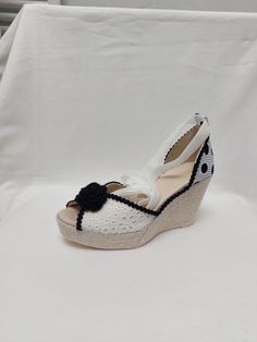 Alpargatas con cuñas de jute de 9cm, Hechas de forma artesanal para cada clienta. Decoradas con encaje inglés off-white, y talon forrado con tela de lunares, y cinta de terciopelo para atar al la pierna. Ideales para los looks de verano,o para invitadas de boda. Muy elegantes y diferentes. Adornadas en la parte delantera con una flor de crochet hecha a mano en color negro. Interior en piel genuina, muy suave y confortable Elegant White Espadrilles For Beach, Womens Espadrilles Wedges, Women's Espadrilles, Espadrilles Wedges, Sandal Espadrille, Women's Shoes Sandals, Espadrilles, Shoes Sandals, Portugal