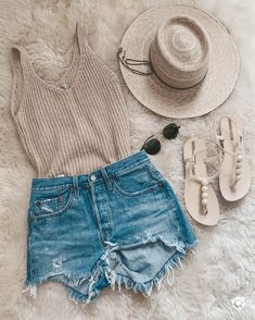 Mode Tips, Spring Capsule, Beach Outfits, Cooler Look, Levi's 501, Summer Fashion Outfits, Cute Summer Outfits, Vacation Outfits, Mode Inspiration