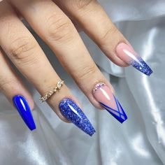 Garanta sua renda extra com o curso de técnicas de alongamento de unhas! Acesse o link e aproveite a oportunidade de ser uma nova designer de unhas 💅 Blue Extra Nails, Blue Prom Nails, Unghie Sfumate, Blue Acrylic Nails, Fancy Nails Designs, Acrylic Nails Coffin Short, Square Acrylic Nails, Prom Nails, Fancy Nails