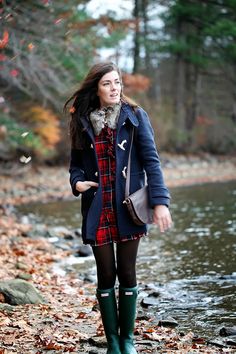 Classy Girls Wear Pearls dressed for the season in Hunter Original Tour boots in green Camping Yosemite, Trendy Coat, Boating Outfit, Classy Girl, Jack Wills, Red River, Classic Coats, Jacket Outfit