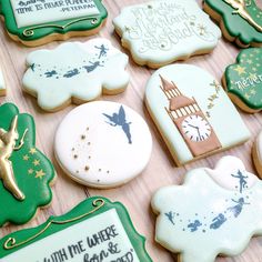 there are many decorated cookies on the table