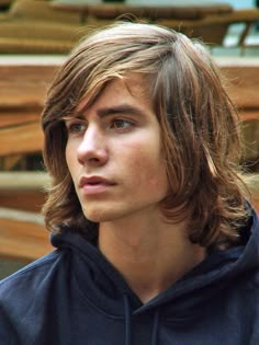 Dylan - age 17; works with Shailene in the coffee shop Shoulder Length Haircuts For Guys, Long Boys Haircut Straight Hair, Longer Hairstyles For Boys, Long Hair Teen Boy, Teen Haircuts, Teen Boy Haircut