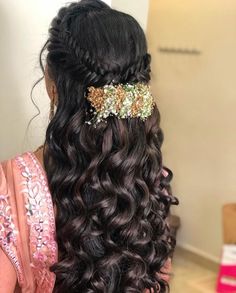 Indian Curly Hairstyles For Saree, Free Hair Hairstyles For Saree Reception, Hairstyles For Saree With Flowers, Traditional Hair Styles For Half Sarees, Hairstyles With Flowers Indian Saree, Jasmine Flower Hairstyle For Saree, Messy Braided Hairstyles, Wedding Hairstyles For Girls