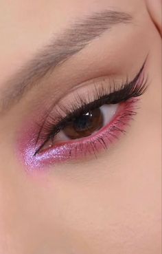 Hoco Makeup Ideas For Pink Dress, Soft Barbie Makeup, Cute Pink Eyeshadow Looks, Pink Eye Shadow Looks, Simple Pink Makeup Looks, Barbenheimer Outfit, Pink Eye Looks, Barbie Eye Makeup, Pink Barbie Makeup