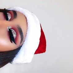 Christmas Day Makeup Look, Cute Christmas Makeup Looks Simple, December Makeup Looks, Crismas Makeup Look, Simple Christmas Eyeshadow Looks, Christmas Eye Looks, Easy Christmas Eyeshadow Looks, Holiday Eyeshadow Looks, Red Christmas Makeup