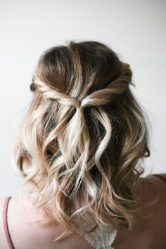 A doable hairstyle for everyday or a dinner out. And those blonde highlights look amazing! Up Hairdos, Super Easy Hairstyles, Black Hairstyles, Love Is, Hair Dos, Bridesmaid Hair, Medium Length Hair Styles