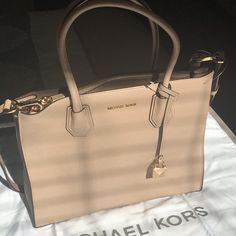 Nwt Michael Kors Mercer Large Leather Tote. Michael Kors Tan Tote Shoulder Bag, Michael Kors Cream Bag With Gold-tone Hardware, Michael Kors Tan Bag With Gold-tone Hardware, Michael Kors Mercer, Michael Kors Tote Shoulder Bag With Gold-tone Hardware, Michael Kors Brown Bags With Gold-tone Hardware, Michael Kors Shoulder Bag, Large Leather Tote, Gorgeous Leather