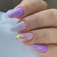 Descubre los mejores tips y secretos para lograr acabados espectaculares en uñas. Haz clic en la imagen. / uñas decoradas / manicurista / nail art / nails / uñas acrílicas / uñas acrílicas de moda / uñas de gel / diseños de uñas / manicura / manicurista profesional Speak Now Nail Ideas, Glitter And Flower Nails, Cosmic Nail Art, Elegant Purple Nails, Aquarius Birthday Nails, Holo Glitter Nails, Graduation Nails, Classy Nails, Chic Nails