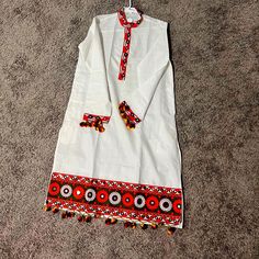 Men Navratri Kurta With Gamthi Work Casual White Embroidered Kurta, White Folk Style Kurta For Festive Occasions, White Folk Style Festive Kurta, White Folk Style Kurta For Eid, White Cotton Kurta With Traditional Patterns, Navratri Kurta For Men, White Kurta Men, Gamthi Work, Mens Tunic