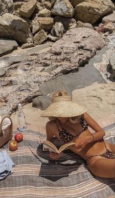 #summervibes #summertime #summer #style #beach #sun #sand #hat Summer Poses, Swimsuit Trends, 사진 촬영 포즈, Sofia Vergara, Beach Reading, Beach Poses, Beach Photoshoot