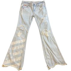 Free People Women American Flag Flare And Distressed Wash Wear Rustic Looking Jeans. Size 27. In Excellent Used Condition. See Pics For Measurements. Super Trendy And Stylish Boho Vibe Jeans Free People, People Women, Free People Jeans, Boho Vibe, Flare Jeans, American Flag, Jeans Size, Free People, Women Jeans