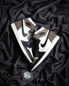 Best Sneakers Shoes For Men Mocha Shoes, Sneakers Head, Jordan 1 Dark Mocha, Best Sandals For Men, Jordan 1 Mocha, Wallpaper Nike, Cute Jordans, Urban Shoes, Personalized Shoes