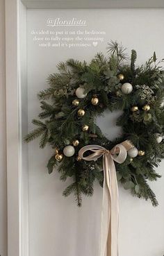 just lights christmas tree Julkransar Diy, Joululahjat Diy, Jul Diy, Neutral Christmas Decor, Christmas Decor Inspiration, Christmas Interiors, Christmas Tree Inspiration, Christmas Themes Decorations, Christmas Inspo