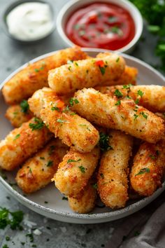 Plate of crispy mozzarella sticks garnished with parsley, with marinara and ranch sauce in the background. Yummy Food Pictures, Air Fryer Mozzarella Sticks, Air Fryer Mozzarella, Do It For Her, Mozzarella Sticks Recipe, Munchies Snacks, 30 Aesthetic, Food Picnic, Eating Food Funny