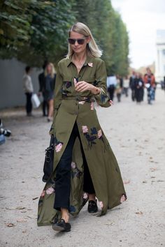 And They're Not Going Anywhere Anytime Soon Olive Green Outfit, Walking Down The Street, Mode Kimono, Fall Trends Outfits, Street Style 2017, Paris Fashion Week Street Style, Transition Outfits, Looks Street Style