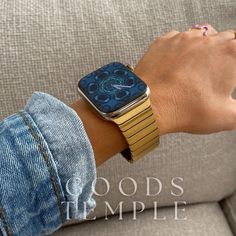 For those who know style and know that whats on your wrist matters. Made to last by avoiding corrosion and tarnish with this Premium Watchband. Versatile unisex design to suit both woman's and mens Luxury styling and this style is really durable and tough and is available in a range of stylish tones. 🌏 Worldwide shipping! CHECK OUT MY OTHER LISTINGS FOR MORE 💕   The watch bands are easily interchange on you apple watch for the perfect style up and to match your outfits to your occasion and sty Apple Watch 3, Bracelet Apple Watch, Premium Watches, Apple Watch Faces, Schwarz Gold, Apple Watch Strap, Mens Luxury, Apple Watch Band, Apple Watch Series