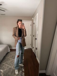 Beige Oversize Blazer Outfit, Blazer Lunch Outfit, Casual Beige Blazer Outfit, Outfit Ideas With Brown Blazer, Styling Brown Blazer Women, Oversized Blazer Women Outfit, Oversized Blazer Spring Outfit, Khaki Oversized Blazer, Brown Blazer Outfits For Women Casual