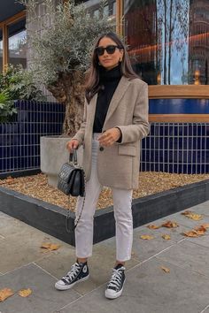 Monochromatic Outfit Fall 2023, Black Converse Business Outfit, California Cool Fashion, Looks Jeans, Blazer Outfit, Outfits With Converse, Mode Casual, Looks Street Style, Casual Friday