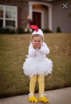 Halloween Costumes Creative, Carnaval Kids, Baby Chicken Costume, Party Halloween Costumes, Diy Fantasia, Chicken Halloween, Baby Kostüm