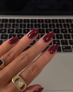 Simple Nail Designs Burgundy, Transition Fall Nail Colors, Nails Transition Summer To Fall, Good Nail Colors For Tan Skin, French Nails Creative, Short Red Fall Nails, Burgundy Biab Nails, Short Red Nails French Tip, Christmas Nails Burgundy And Gold