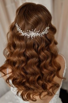 Wedding hair vine. The bride's hair, like the entire outfit, attracts the attention of guests. The wedding hair vine can give solemnity to every hairstyle. Why should to choose a hair vine? Because floral theme in jewelry is quite common among wedding accessories. Such jewelry looks light and elegant. The shape is perfect and conveys the outline of plants. Tenderness and well-chosen colors allow the wedding hair vine to become a worthy addition to the whole image of the bride. The length is abou Hair Accessories For Bride, Curled Hairstyles For Medium Hair, Accessories For Bride, Hairstylist Branding, Wedding Hair Vine, Pearl Bridal Headband, Crystal Hair Vine, Haircut Designs, Bride Hair Accessories