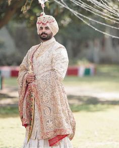 Latest Groom Jewellery Trends And Ideas For The Stylish Grooms! Punjabi Wedding Outfits, Outfits For Groom, Sikh Wedding Photography, Wedding Color Combinations