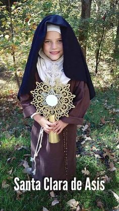 St Clare Of Assisi, Saint Costume, Catholic Feast Days, Roman Catholic Art, Eve Costume, Saint Feast Days, Saints Game, Please Pray For Me, Children Praying