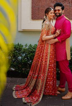 Haldi Dress Bride And Groom, Bridal Outfits Mehendi, Haldi Outfit For Couple Indian, Haldi Dress For Bride And Groom, Haldi Outfits Bride, Mehandi Outfits Brides Indian Bridal, Mehndi Outfit Bridal Indian, Bride Mehendi Outfit, Best Haldi Outfits For Brides