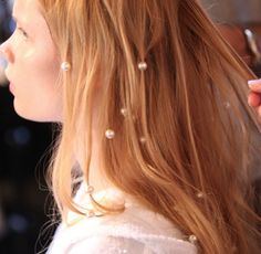 Gucci Cruise 18 Embrace Messy Hair, Gucci Nails, Runway Hair, Ombre Highlights, Hair Arrange, Hair Done, Pearl Hair, Hair Pictures, Dream Hair