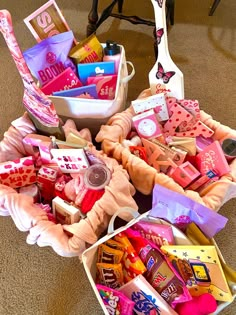 Pink big little baskets sorority Cheer Sister Gift Baskets, Big Sis Lil Sis Gift Baskets, Gift Ideas For Sorority Sisters, Dance Sister Gift Basket, Big Sorority Gifts, Sorority Big Sister Gifts Ideas, Sority Gift Baskets, Big Lil Baskets Ideas, Cheer Little Sister Gifts Ideas