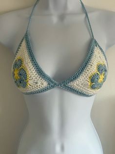 Crochet Flower Bikinis, Crochet Ideas Clothes Summer, Crochet Going Out Top, Tops To Crochet, Crochet Rave Outfit, Crochet Bras, Jean Shorts Outfit Ideas, Crochet Flower Top, Crochet Bathing Suit