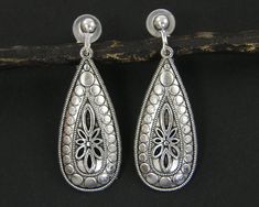 Antique silver teardrop clip on earrings with a flower in the center and a circle design around the edges. Earrings are 1 11/16 inches (43cm) long with screw backs and comfort cushions. Also available in brass - https://www.etsy.com/listing/887898261/brass-bohemian-clip-on-earrings-antique?ga_search_query=teardrop%2Bclip&ref=shop_items_search_9&sca=1 Thank you for stopping by! Find more clip on styles here - https://www.etsy.com/shop/CharleneSevier?ref=hdr_shop_menu&section_id=10822596 Enter my shop here - https://www.etsy.com/shop/CharleneSevier?ref=hdr_shop_menu