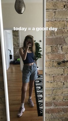 Clairo Outfits, Claire Cottrill, Grunge Girl, Ideas For Instagram Photos, Friend Photoshoot, Celebrity Look, Workout Motivation, Attractive People, Edgy Outfits