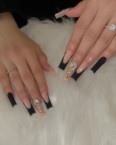 Black Nails Ideas Y2k, Black Mexican Nails, Black Latina Nails, Black And Gold Square Nails, Black N Gold Nails, Black And Gold Acrylics, Black Glam Nails, Fun Birthday Nails, Acrylics Aesthetic