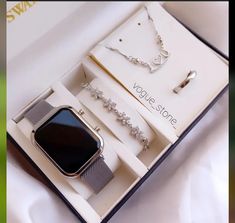 Elegant Watches Women, Watches Women Simple, Pretty Watches, Womens Designer Watches, Simple Watches, Dainty Gold Bracelet, Fancy Watches, Rolex Women, Pretty Jewelry Necklaces